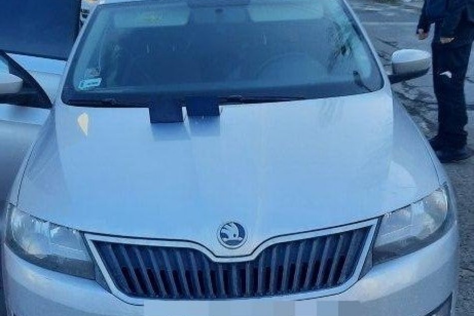 V OBRAZOCH: Policajti zastavili plné auto, išlo o migrantov?