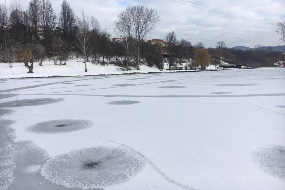 V OBRAZOCH: V areáli bystrického kúpaliska sa nesmie korčuľovať