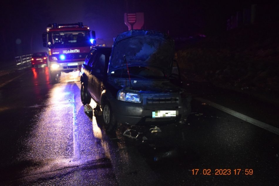 V OBRAZOCH: Zrážka áut v protismere