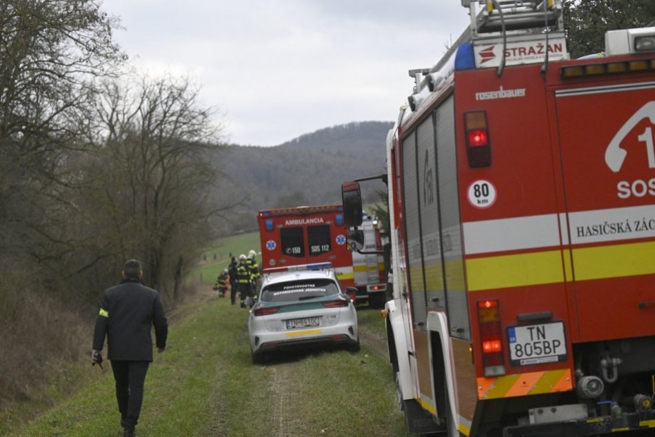 Objektívom: Zábery z miesta tragédie po páde lietadla