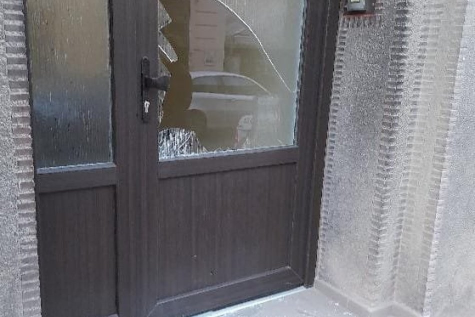 Mladíci rozbili hasiacim prístrojom výplň dverí