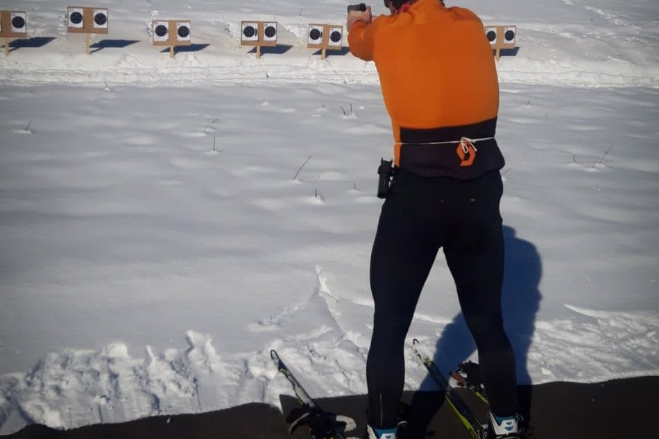 V OBRAZOCH: Policajti si zmerali sily v brannom lyžovaní