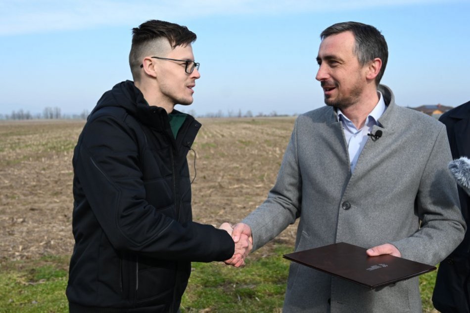 Mladí poľnohospodári získali kedysi problémový pozemok