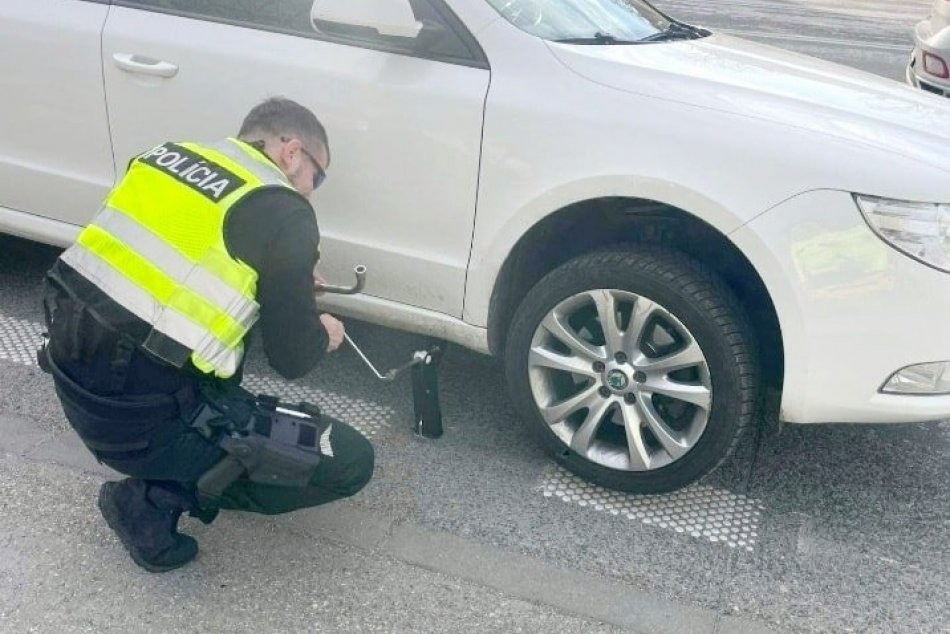Policajti neváhali ani sekundu: Žene opravili defekt