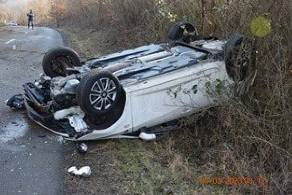 V OBRAZOCH: Vodička skončila s autom na streche, viezla aj dieťa