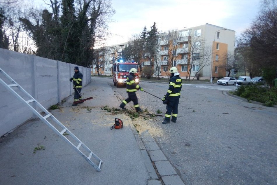 Hasiči odstraňovali škody po veternom víkende