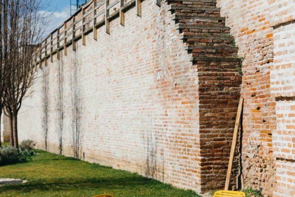 Žlté stoličky v Trnave