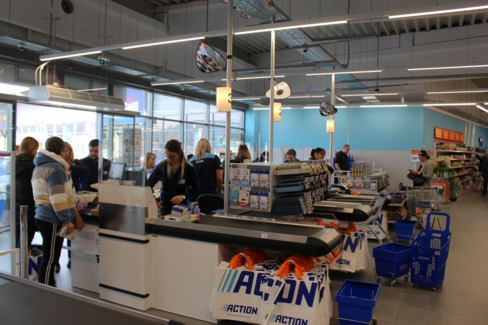 V OBRAZOCH: Otvorenie obchodu Action vo Zvolene pritiahlo davy ľudí