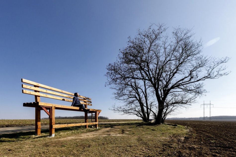 Obria lavička pri obci Pata