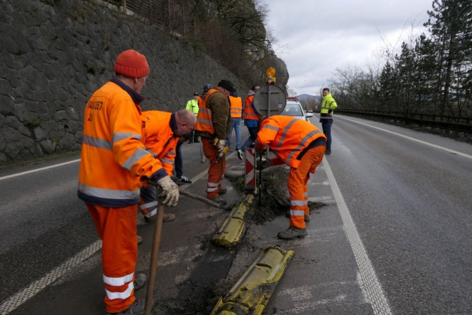 Pod Strečnom sa to hemží cestármi