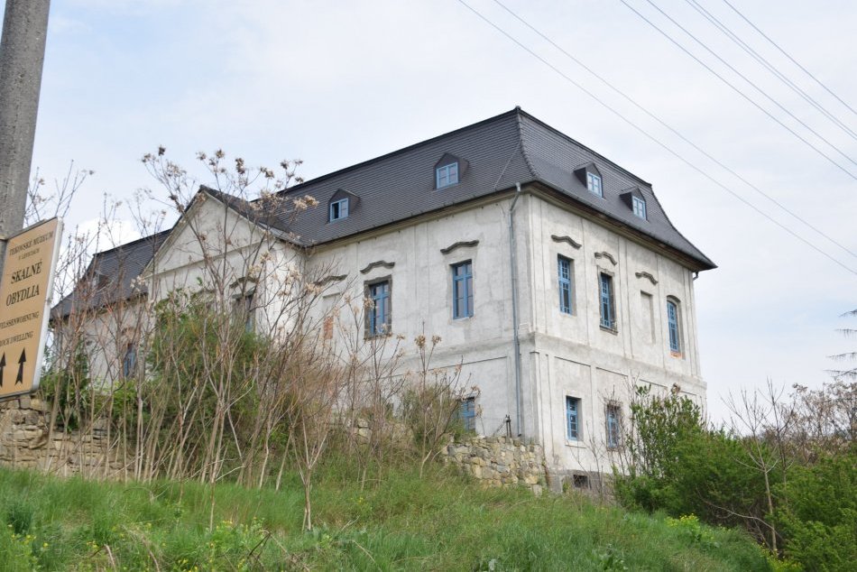 Čiastočne zrekonštruovaný kaštieľ v Brhlovciach