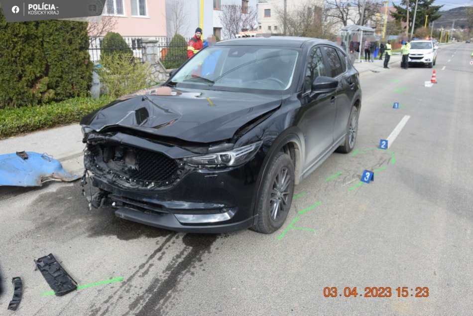 V Sadoch nad Torysou sa po zrážke prevrátil traktor