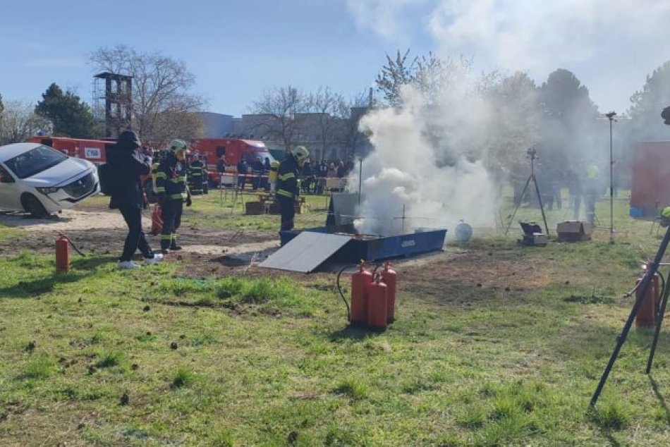 Hasiči si vyskúšali hasenie elektromobilu