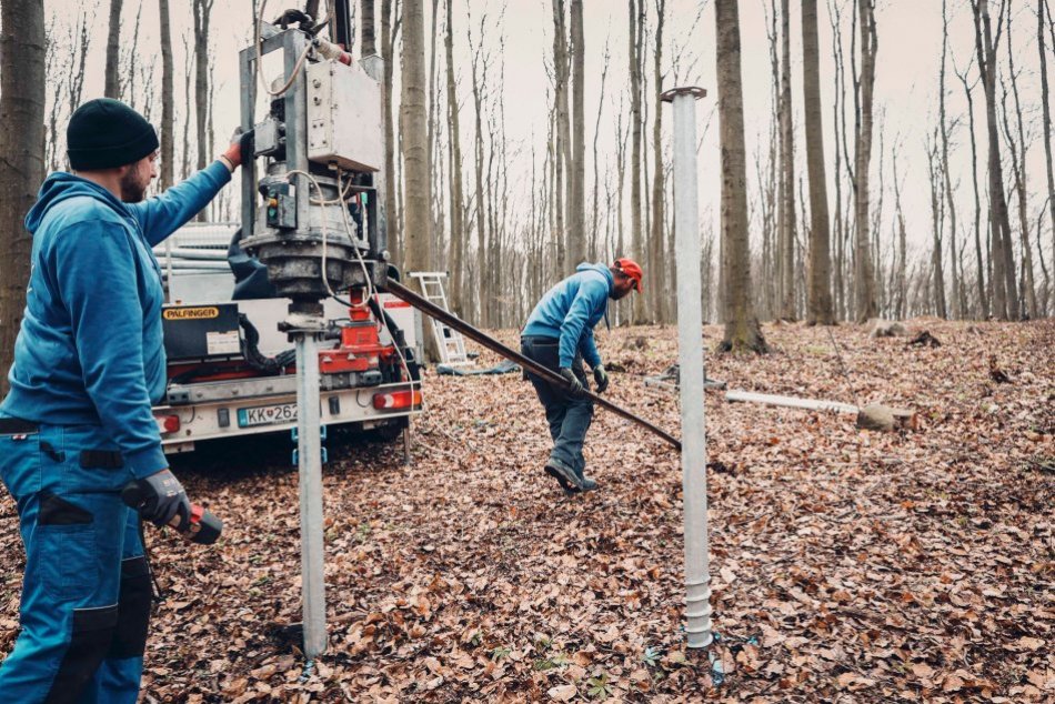 Výstavba útulne v Malých Karpatoch