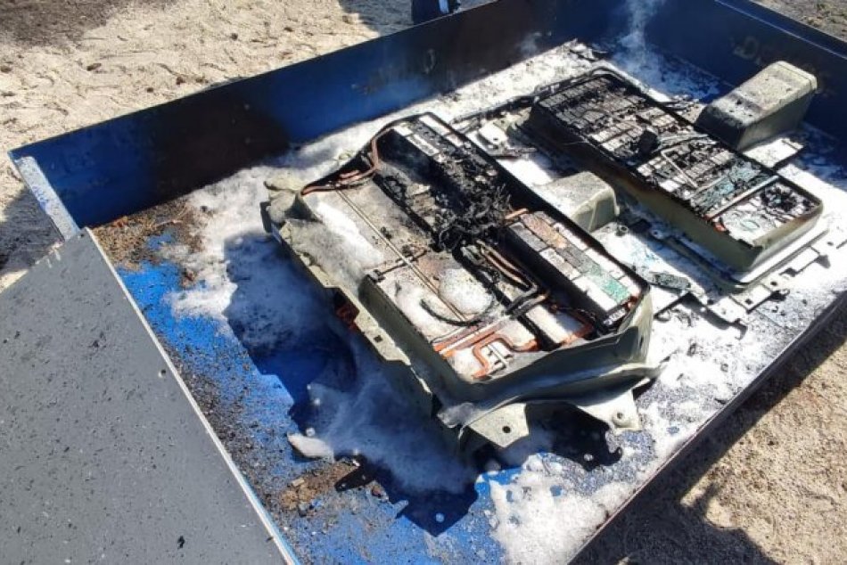 Hasiči testovali hasenie elektromobilu