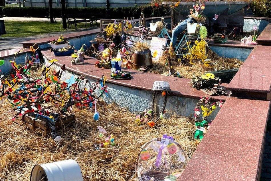 V OBRAZOCH: Veľkonočná výzdoba v Revúcej zožala kritiku