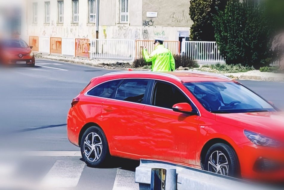 V OBRAZOCH: Frekventovanú križovatku riadia policajti
