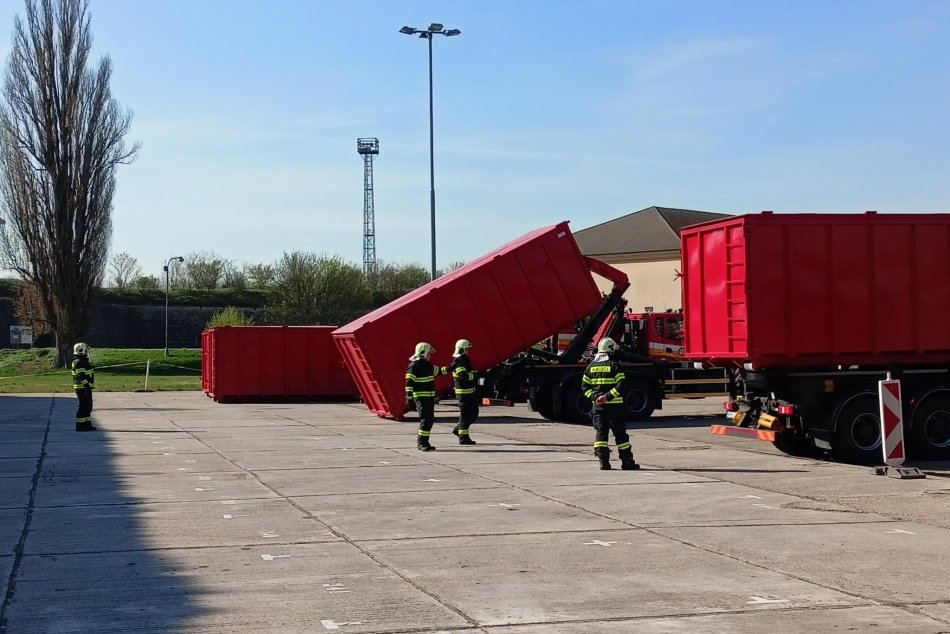 Hasiči sa pripravujú na nehody elektromobilov: Autá chladia v špeciálnych kontaj