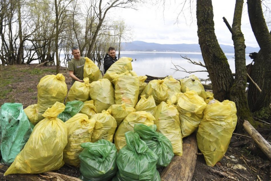 Vyčistili brehy Zemplínskej šíravy