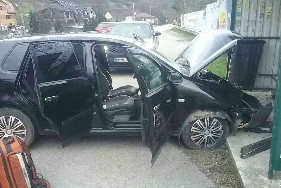 Náraz auta do zastávky