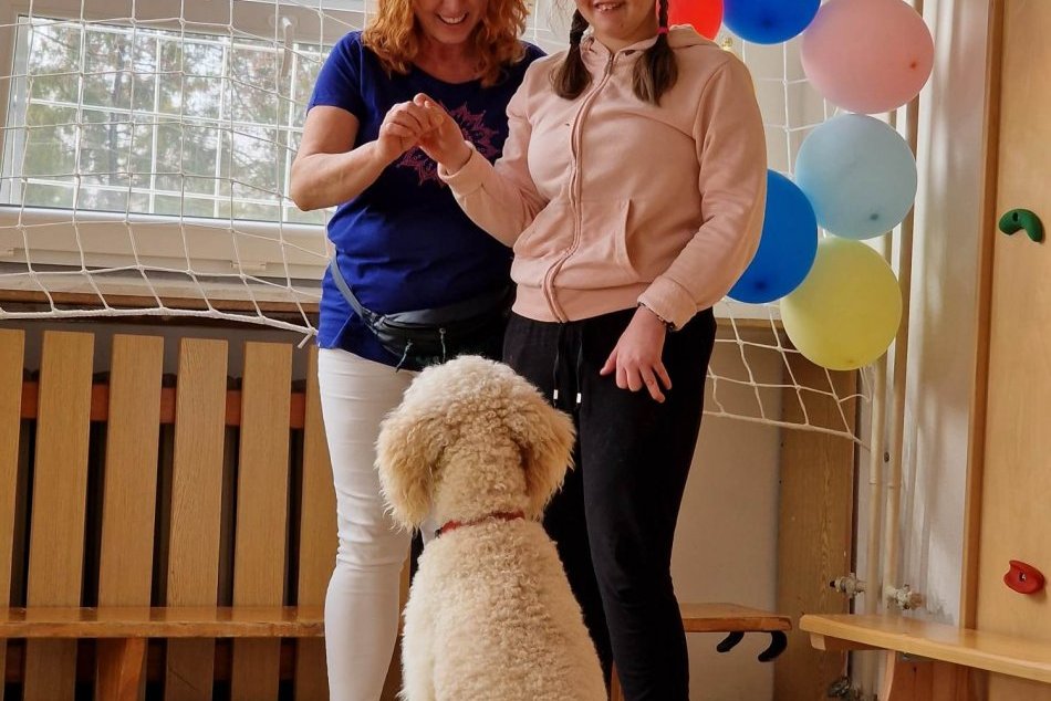 Canisterapeutka Kvetka Néveriová s Barčou pri návšteve zariadení