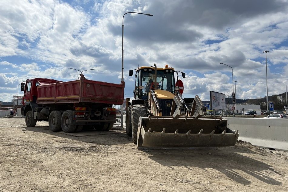 V OBRAZOCH: Výstavba cyklolávky v Radvani