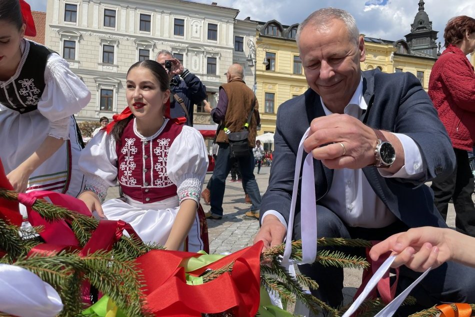 V OBRAZOCH: Stavanie Mája na bystrickom námestí
