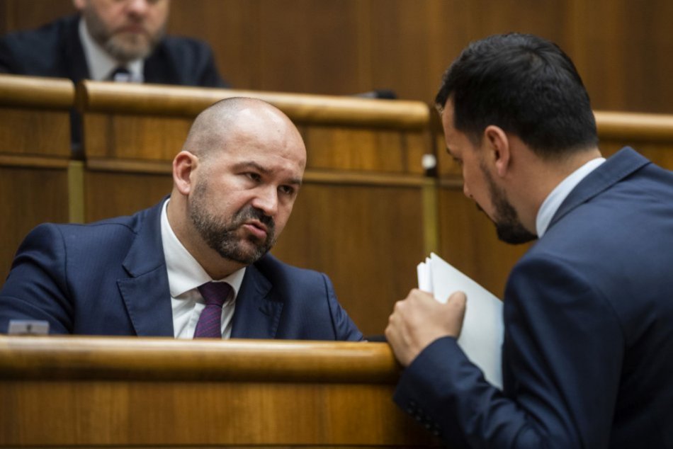 Schôdza parlamentu s viac ako 200 bodmi programu