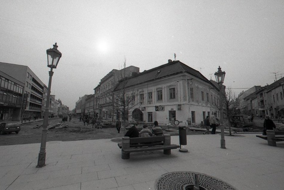 Nitrianska pešia zóna a Kupecká ulica počas rekonštrukcie v roku 1995