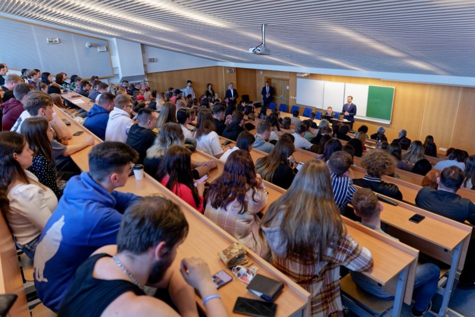 Objektívom: Na Prešovskej univerzite so študentmi diskutoval premiér Heger