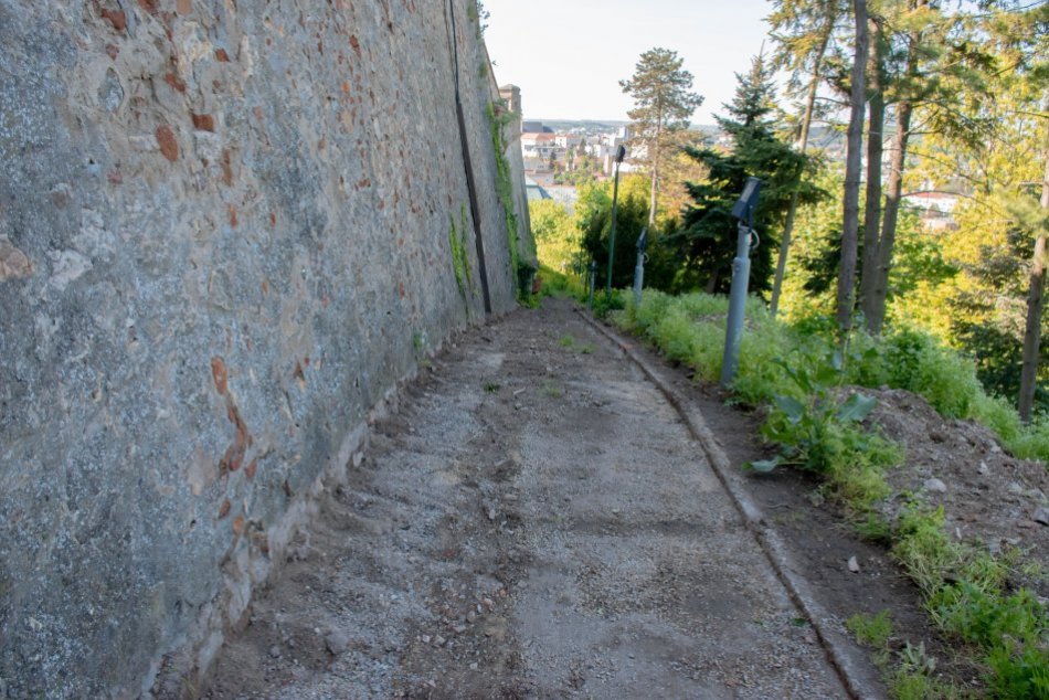 Revitalizácia hradného kopca