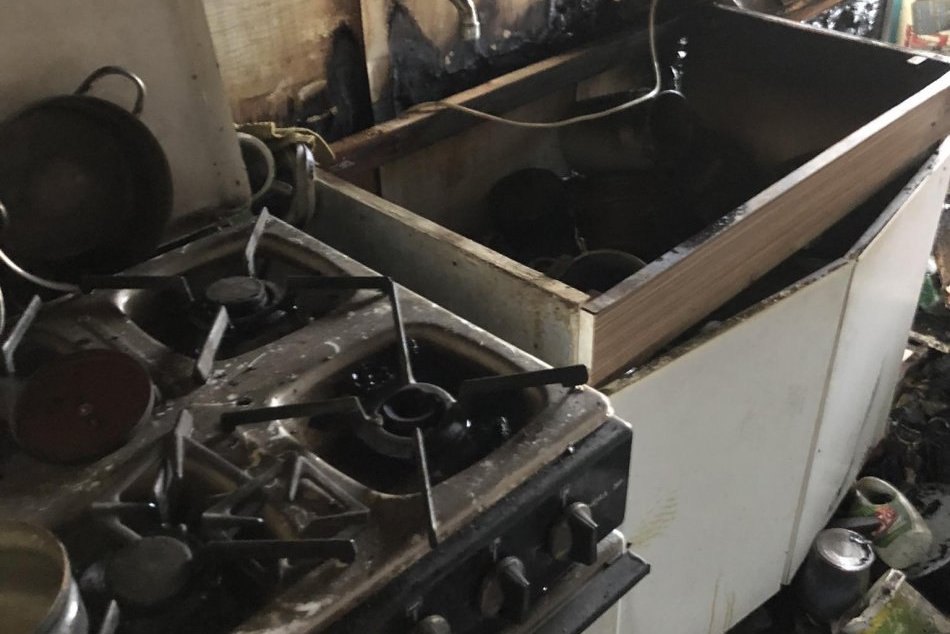 V OBRAZOCH: Pri požiari bystrického bytu našli mŕtveho muža