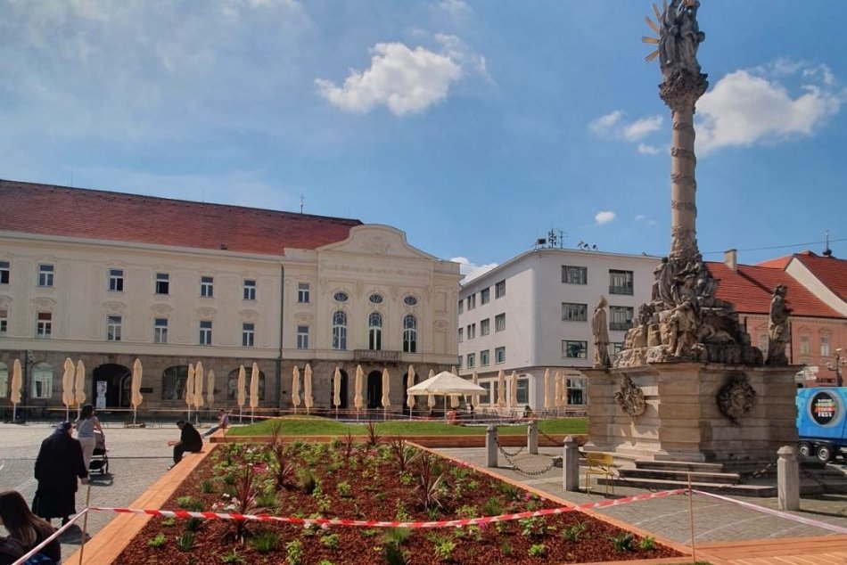 Mobilný kvetinový záhon na Trojičnom námestí