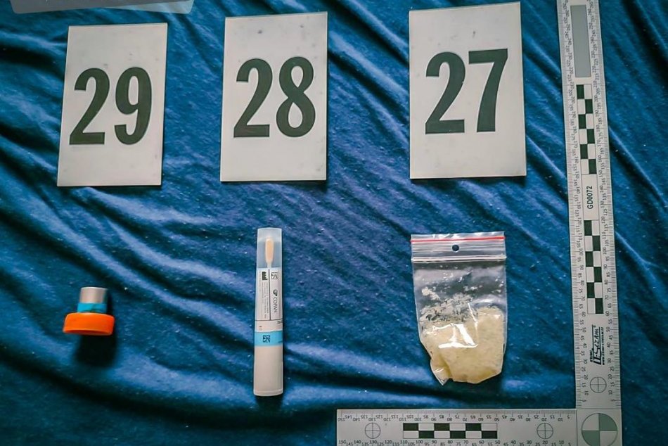 Policajti zaistili zbrane, muníciu a aj drogy