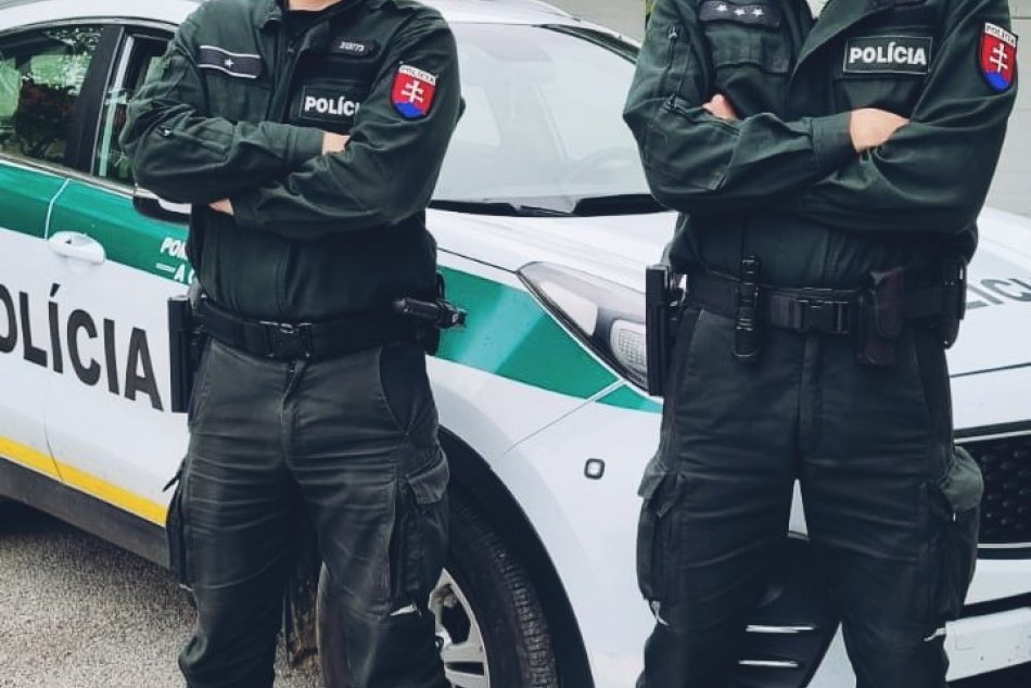 Policajti pomohli bezradnej mamičke