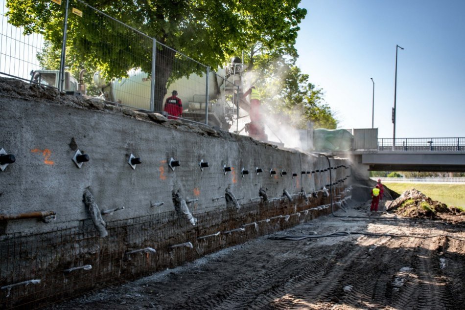 Výstavba podjazdu pod Univerzitným mostom
