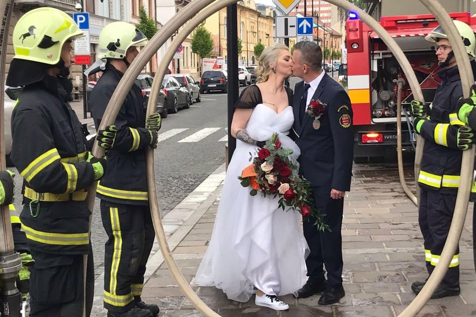 Objektívom: Hasiči v Prešove vyprevadili svojho kolegu do manželského zväzku