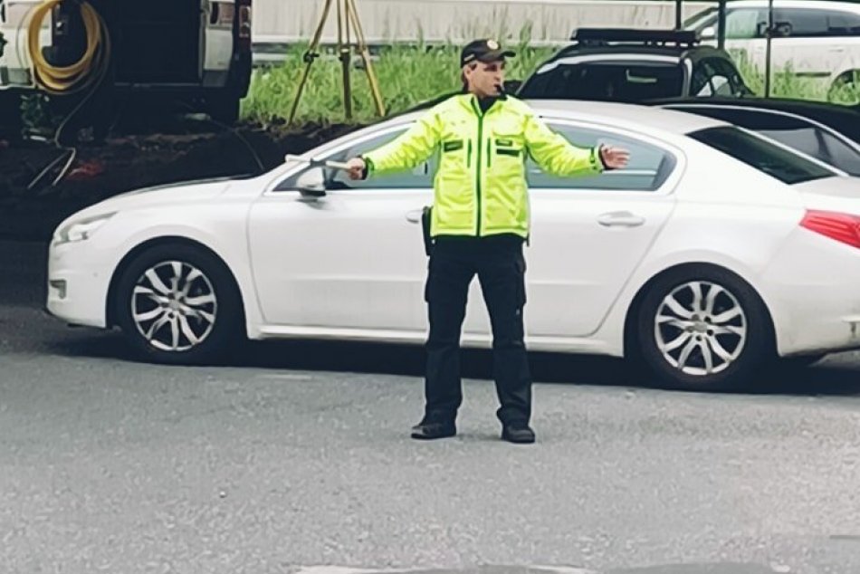V OBRAZOCH: Križovatku na Huštáku riadia policajti