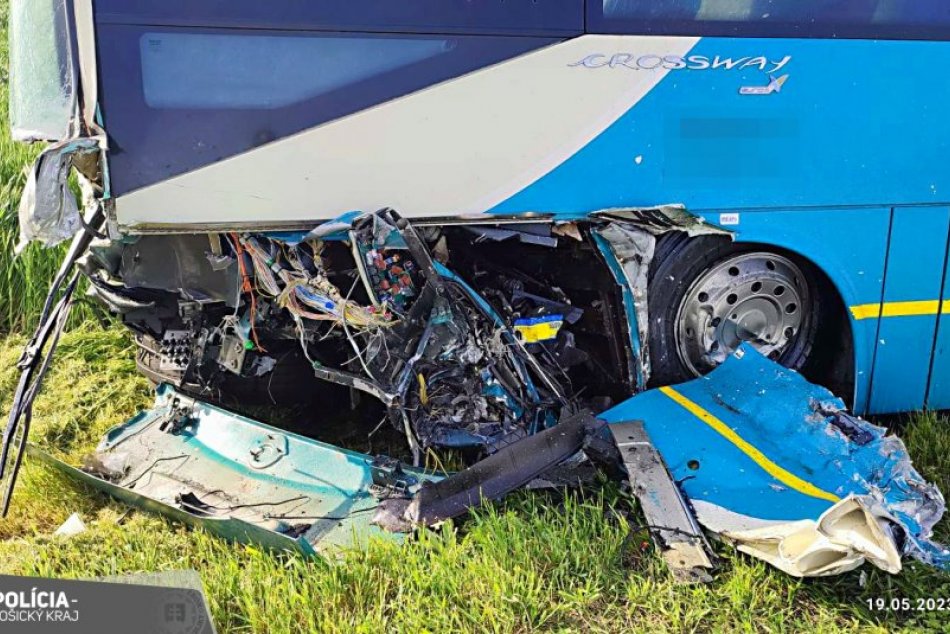 Tragická nehoda autobusu a osobného auta
