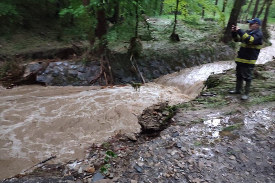 V OBRAZOCH: Hasiči mali pre povodeň plné ruky práce
