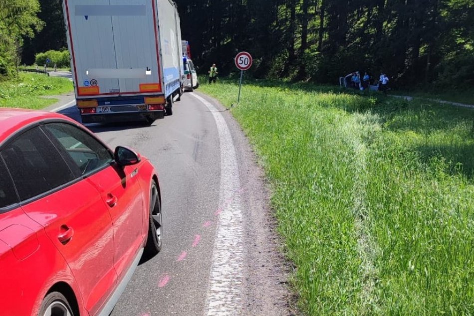 Silný náraz do stromu skončil tragicky