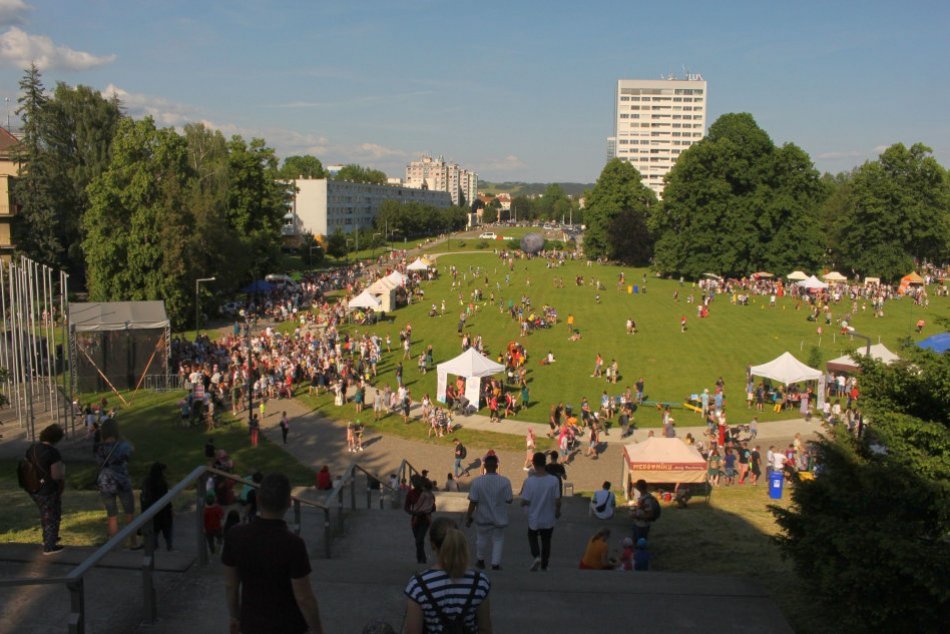 V OBRAZOCH: MDD v bystrickom parku pritiahol davy ľudí