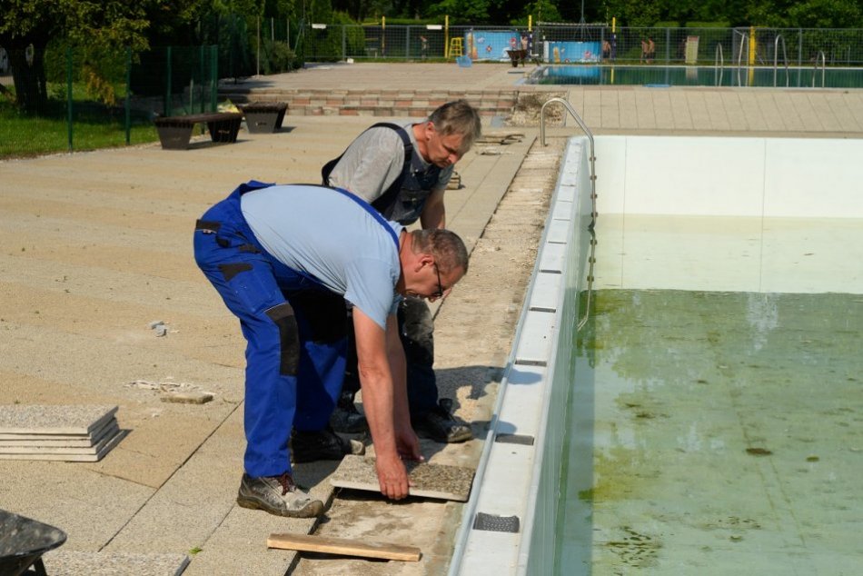 Práce pred sezónou na letnom kúpalisku v Nitre