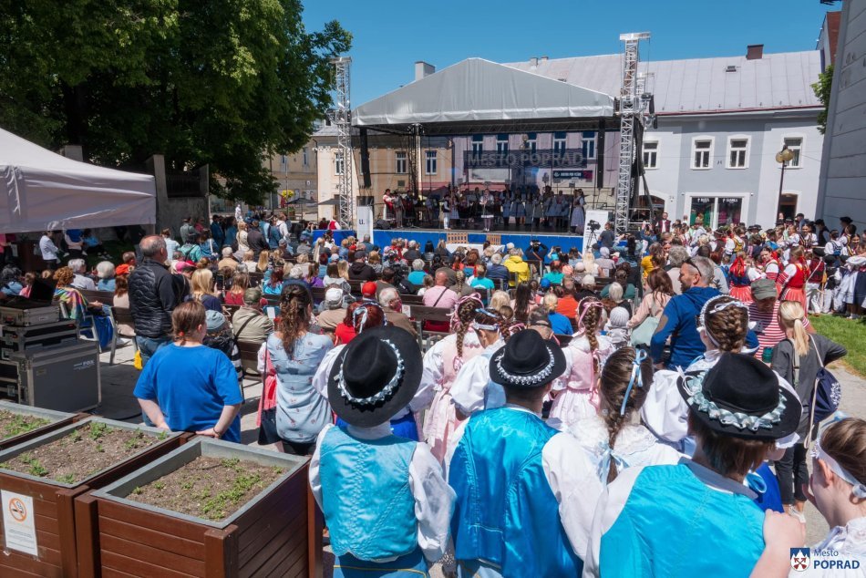 Objektívom: Krojované bábiky v uliciach Popradu
