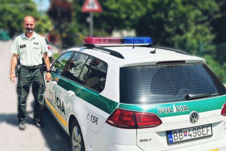 Policajt pomohol imobilnému občanovi