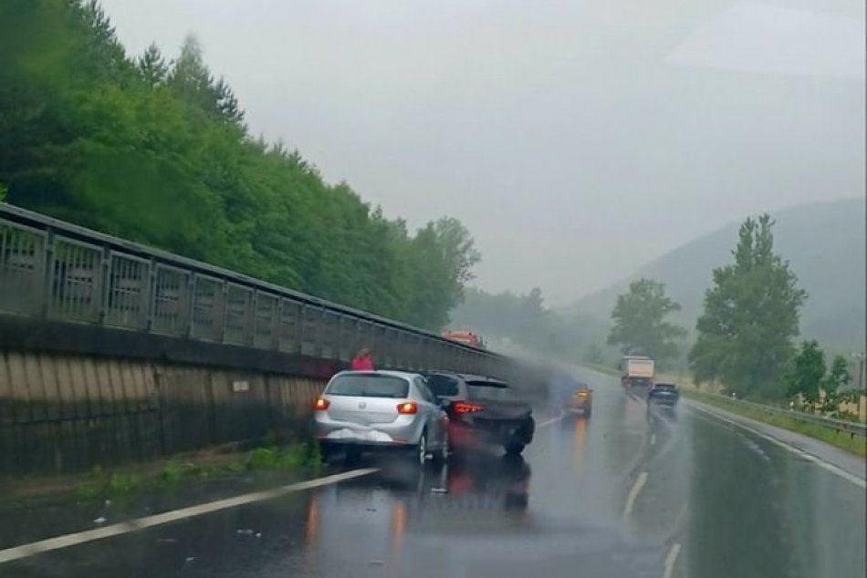 V OBRAZOCH: Kolízia 3 áut na R1