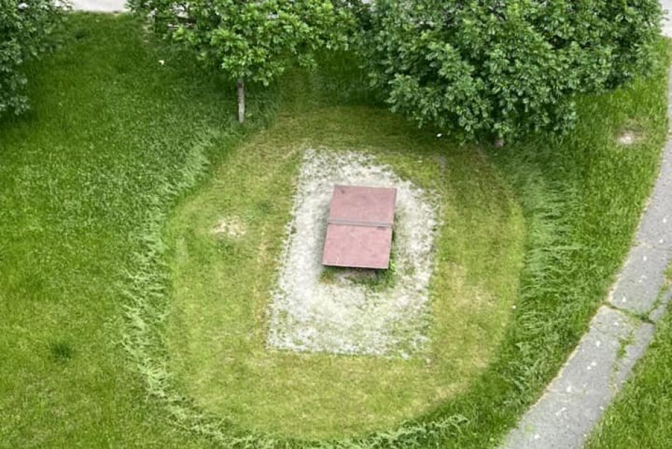 (Ne)kosenie okolo pingpongového stola