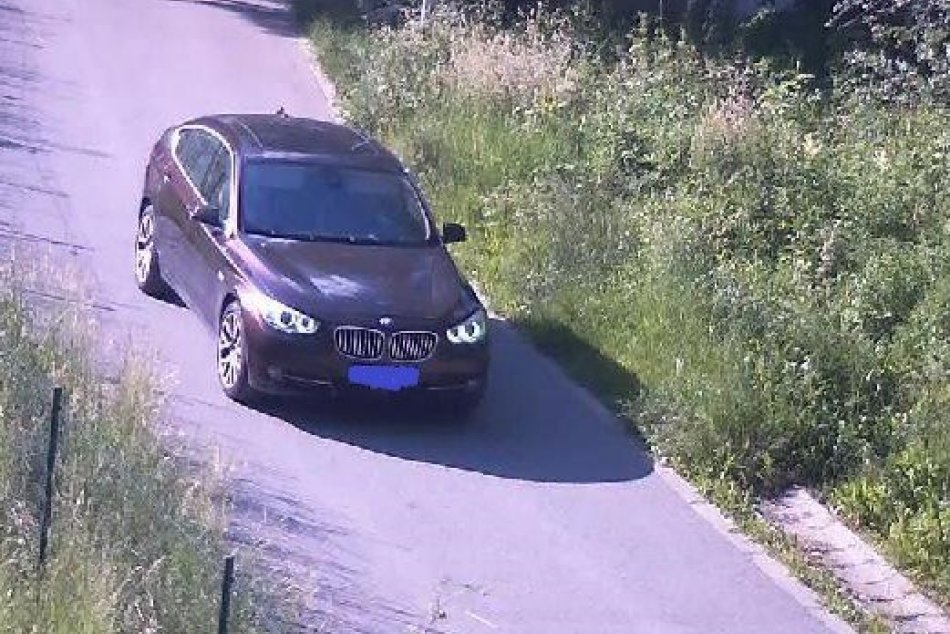 V OBRAZOCH: Ľudí ohrozujú autá na cyklochodníku