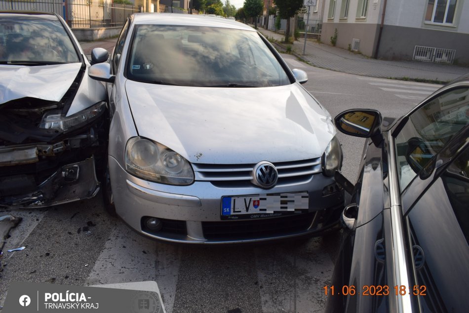 V Trnave sa zrazili tri autá