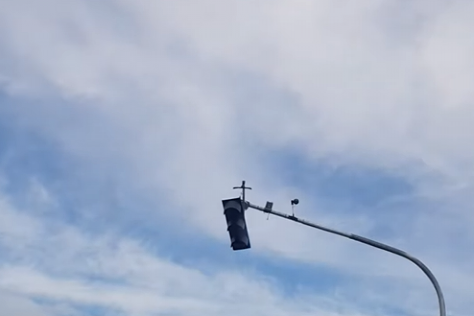 Objektívom: Semafor v Poprade sa nebezpečne kolíše